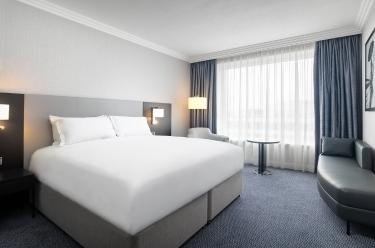 Arrive and Refresh room with a bed